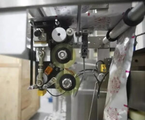 Detalhe da máquina de embalagem de vedação traseira - Impressora de codificação de fita