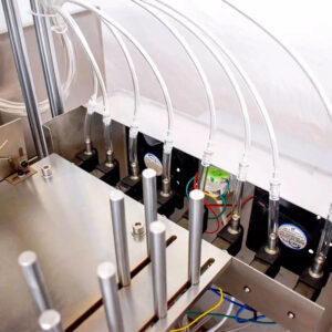 Detalhe da máquina embaladora de cotonete de álcool KEFAI - adição de líquido