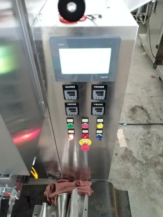 Detalhe da máquina embaladora de ketchup de alta velocidade KEFAI - painel de controle