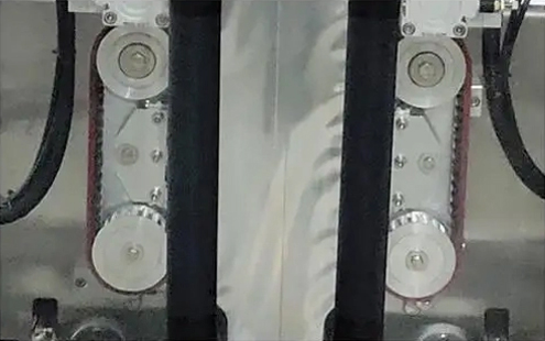 Detalhe da máquina de embalagem de saco com selo quádruplo - Roda puxadora de saco sincronizada